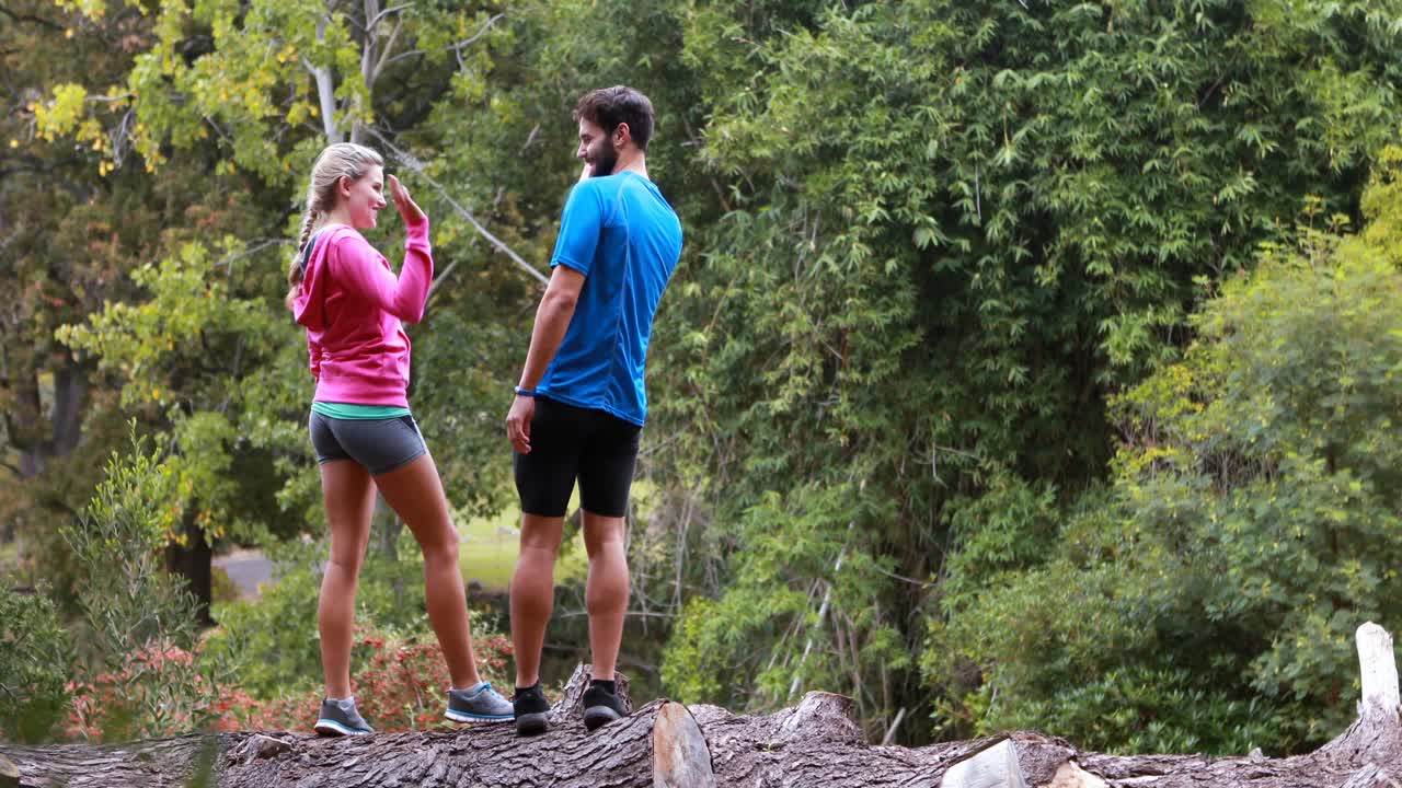 pareja interactuando mientras dan el cinco