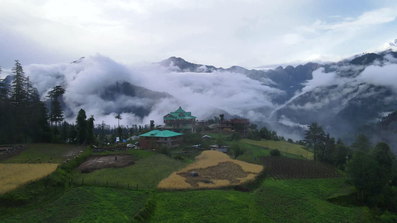 toma de un dron de un valle nublado de sainj en himachal pradesh cerca de manali, kasol-1
