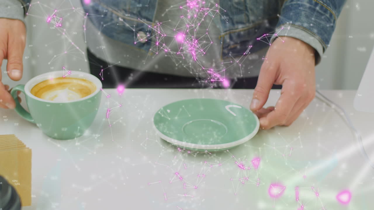 커피를 마시는 백인 남자 위에 qr 코드로 데이터 처리의 애니메이션