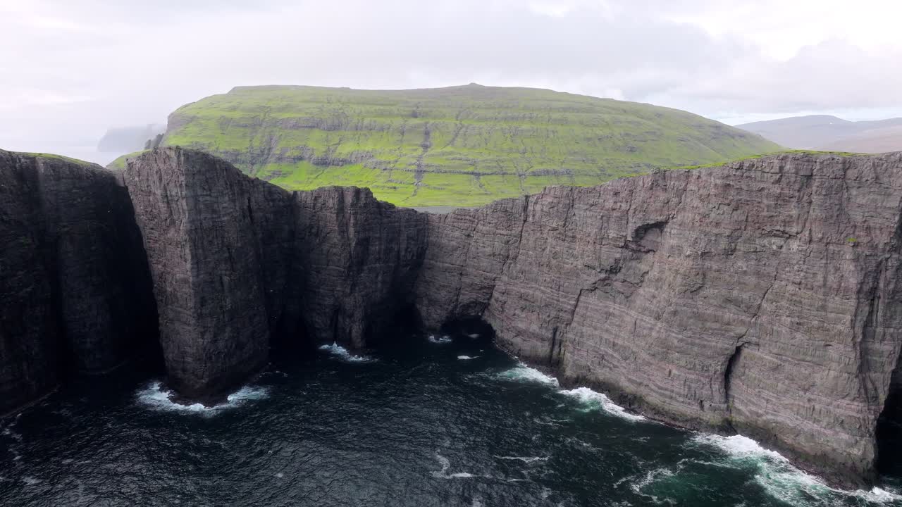 majestuosos acantilados y un lago sereno en leitisvatn, las islas feroe, belleza natural escarpada