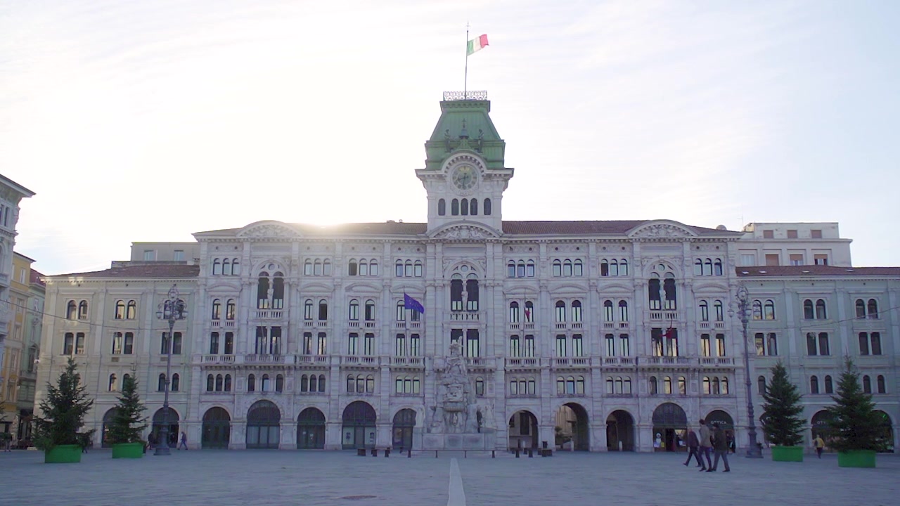 Ripresa al rallentatore di un grande edificio in Piazza Unità d'Italia a Trieste, Italia