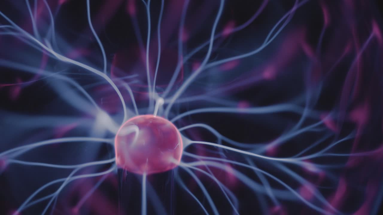 descarga eléctrica de bola de plasma en mezcla de gas nitrógeno helio dentro de esfera de vacío de vidrio primer plano