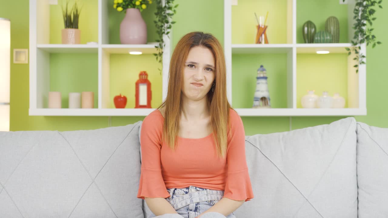 뉴스와 발표를 듣고 거절하고 "아니오"라고 말하는 젊은 여성의 초상화