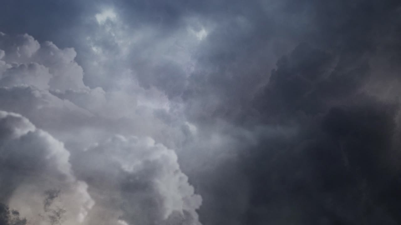 하늘에서 4k 어두운 clopuds 및 뇌우