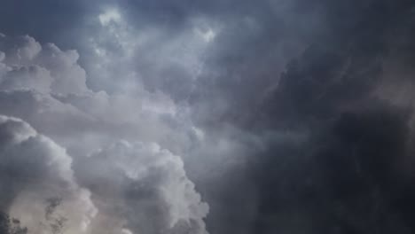 clopuds oscuros de 4k y tormenta en el cielo