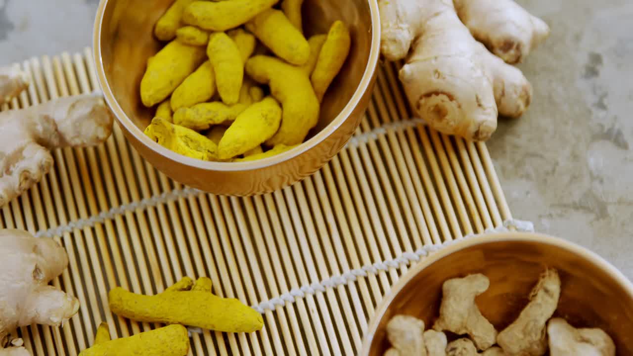 jengibre y cúrcuma en un tapete de bambú de 4k