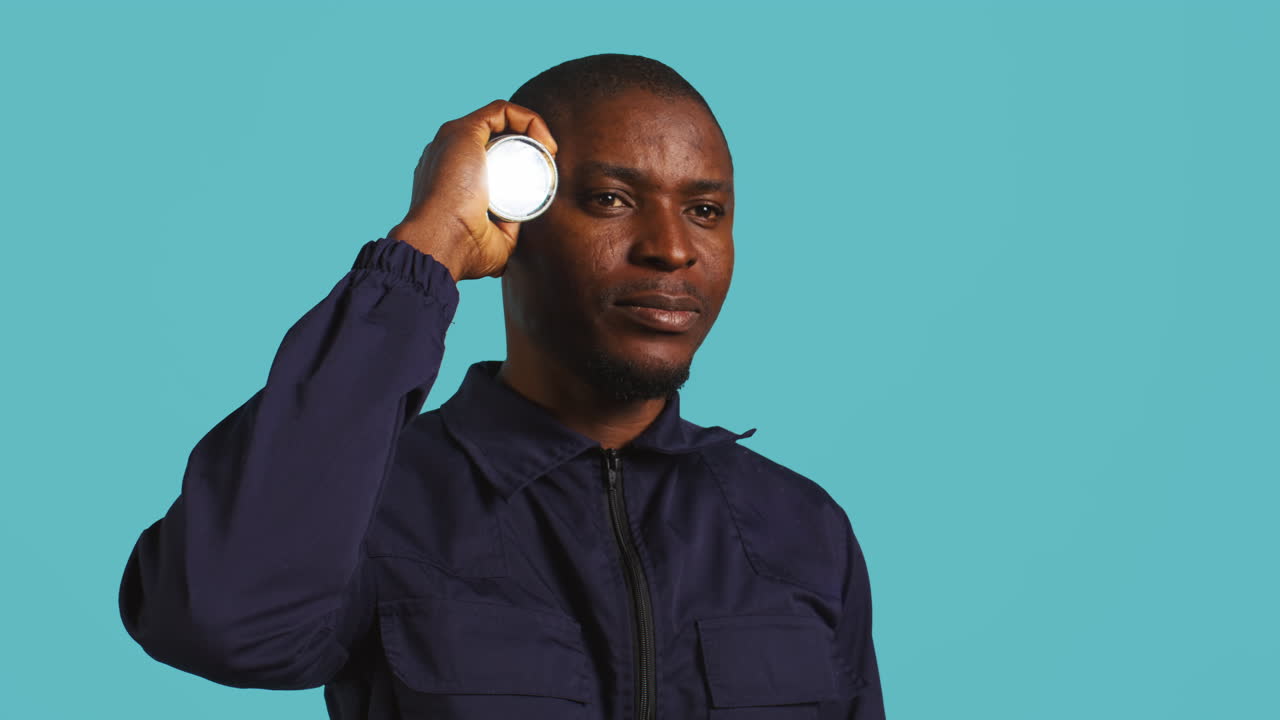 retrato de la cabeza del guardia de seguridad atrapando a los intrusos con una linterna, de cerca