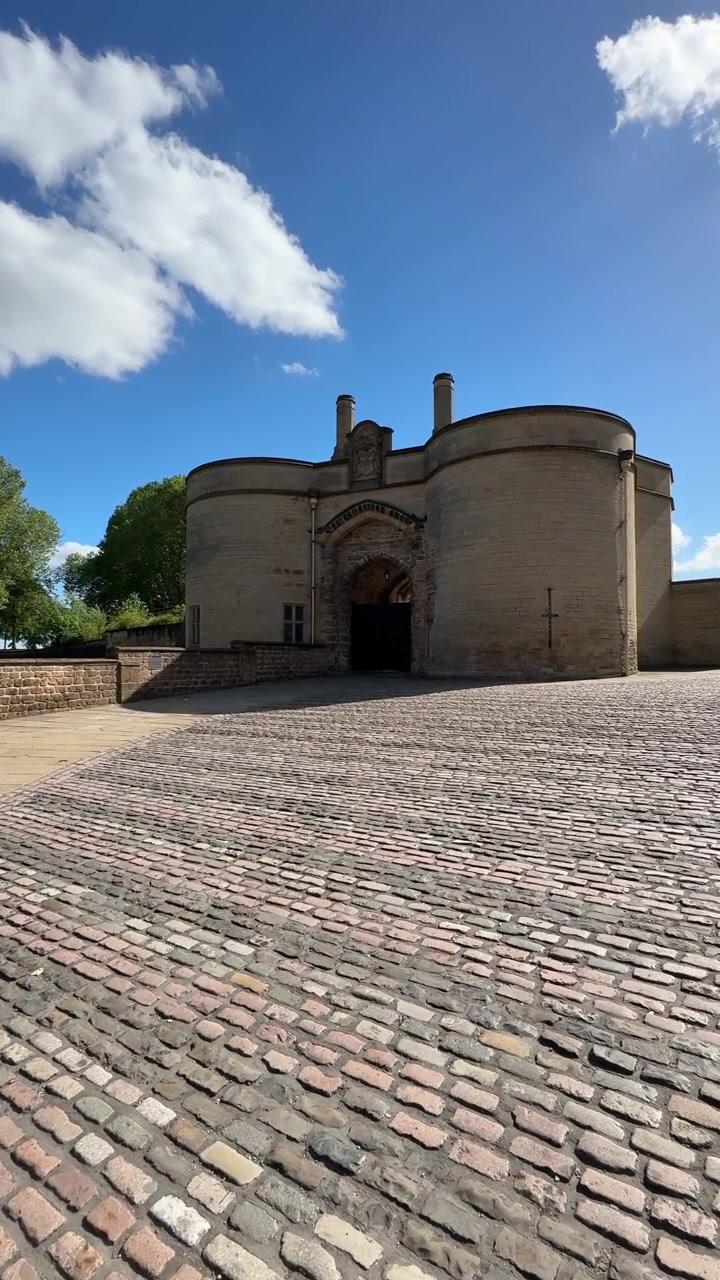 Ingang van Nottingham Castle nabij Old Market Square en het Robin Hood standbeeld in Nottingham, East Midlands, Engeland, met historische architectuur.