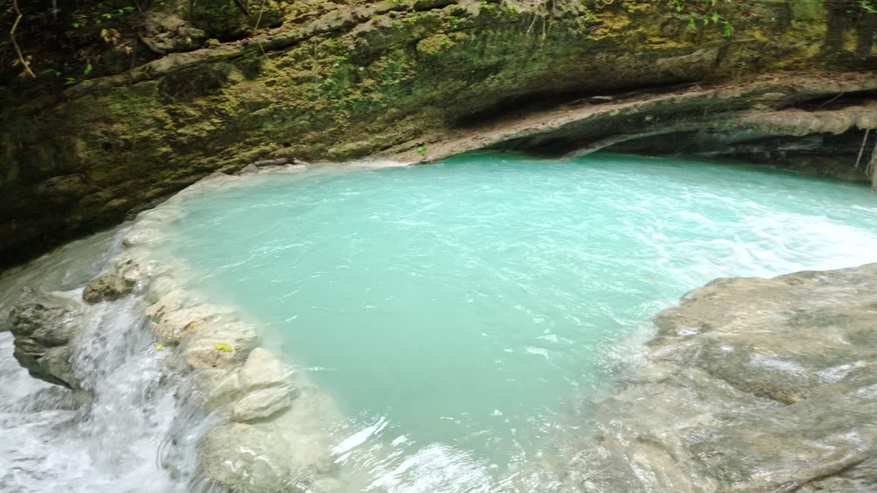 Vidvinkelbild med panorering över Aguinid Falls vattenfall i Cebu, Filippinerna