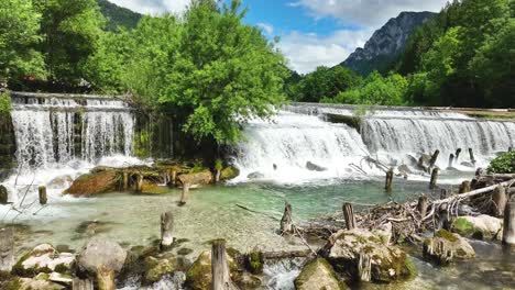 Paisaje-De-Cascada-Natural-En-Cámara-Lenta,-Parque-Natural-No-Contaminado-Del-Río-Savinja-En-El-Valle-De-Logar-En-Verano,-Destino-De-Viaje