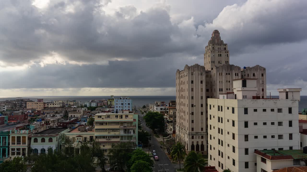Magnifica vista aerea in time-lapse della città dell'Avana, Capitale di Cuba, durante una vivace giornata nuvolosa.