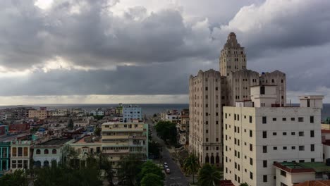 hermosa vista aérea de lapso de tiempo de la ciudad de la habana, capital de cuba, durante un día nublado vibrante