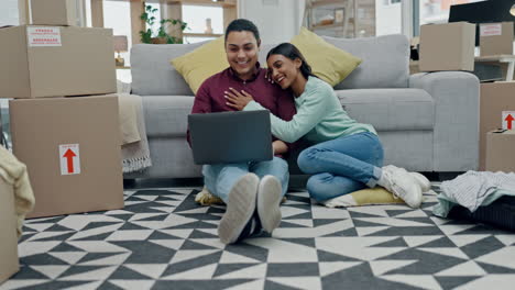 computadora portátil, nuevo hogar o pareja feliz de compras en línea