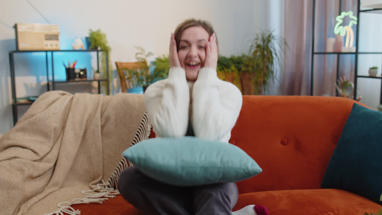 행복한 흥분한 젊은 여성 갑작스러운 승리로 놀란 좋은 승리 소식 축하 와우 반응