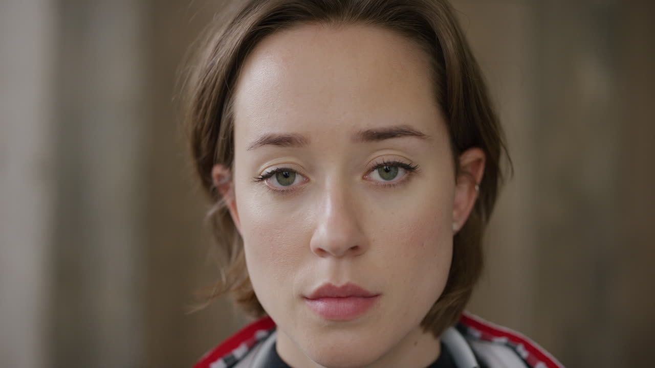 세심하고 매력적인 백인 여성 학생이 세련된 패션 나무 배경을 입고 있는 젊은 여성의 초상화