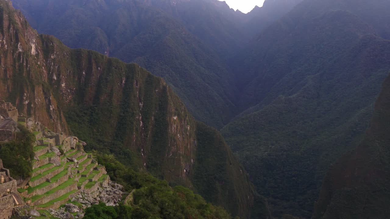vista de las montañas que rodean machu picchu antigua ciudad inca