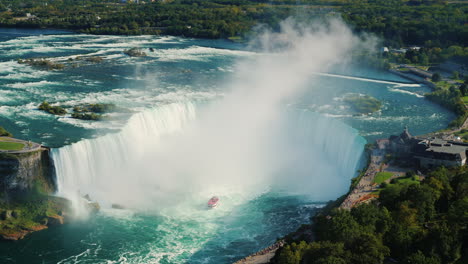 barco por las cataratas de la herradura del niágara