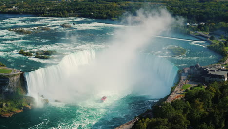 boat by niagara horseshoe falls