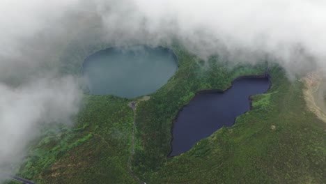 Nubes-Bajas-En-El-Mirador-Lagoa-Negra-Y-Lagoa-Longa-En-Flores-Azores,-Aéreo