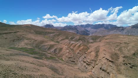 Hermoso-Paisaje-Desolado-En-Las-Montañas-Del-Himalaya-Del-Valle-Spiti-India-En-Un-Día-Soleado-De-Verano,-Aéreo