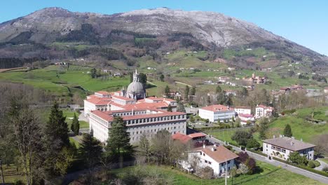 Luftdrohnenaufnahme-Des-Heiligtums-San-Ignacio-De-Loyola-Im-Dorf-Azpeitia,-Baskenland