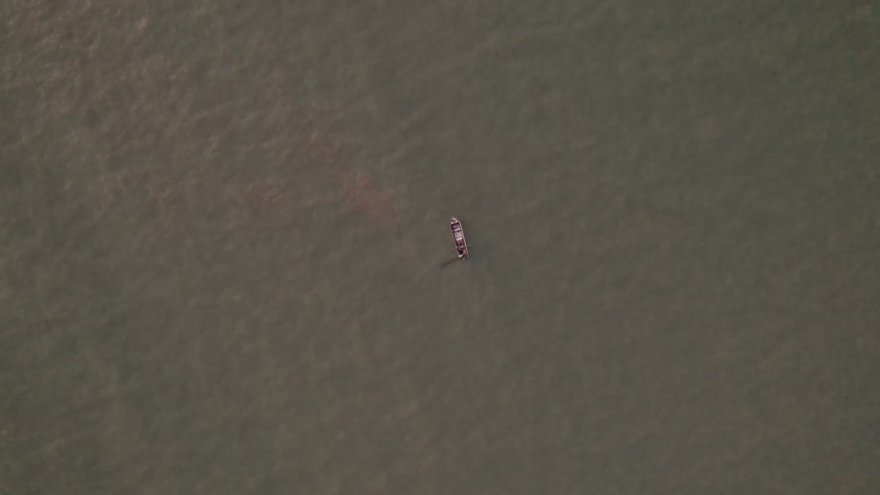 물 위에서 낚시하는 작은 어선의 하향식 전망