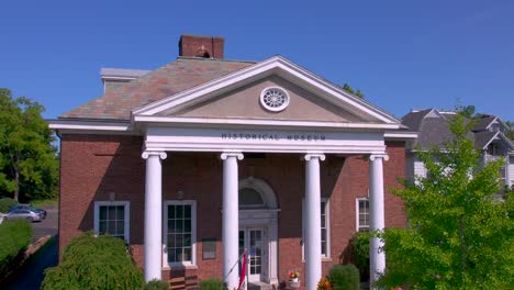 Vista-De-Pájaro-En-Movimiento-Lento-Empujando-Lentamente-Hacia-El-Museo-Histórico-Y-La-Biblioteca-De-Investigación-Para-La-Sociedad-De-Investigación-Del-Condado-De-Ontario-En-Canandaigua-Nueva-York