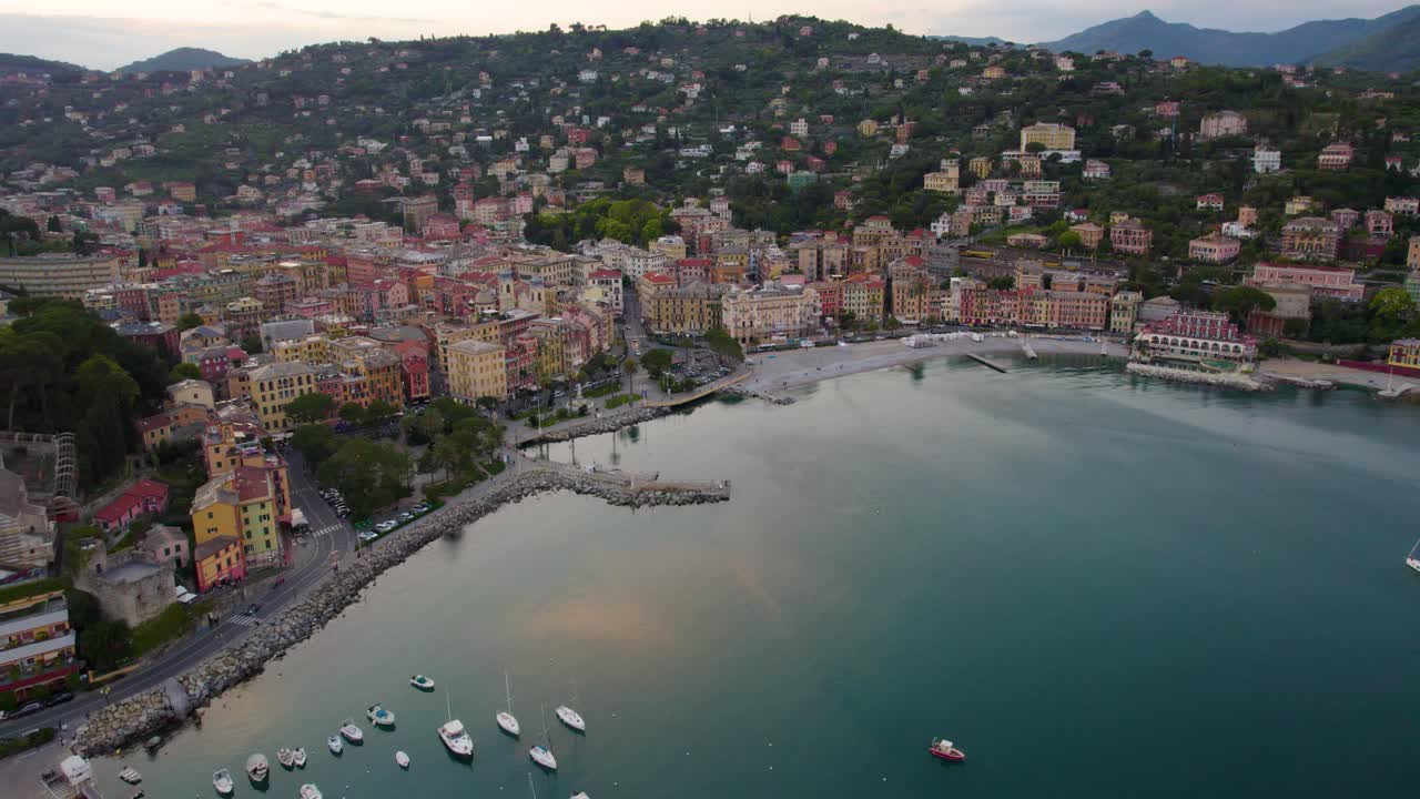 Pittoresca località turistica vicino a Portofino sulla costa italiana al tramonto - Aerea