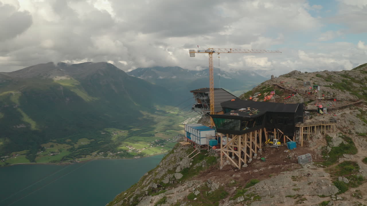 노르웨이 안달스네스에 있는 크레인이 있는 에겐 레스토랑과 롬스달스곤돌렌의 외관