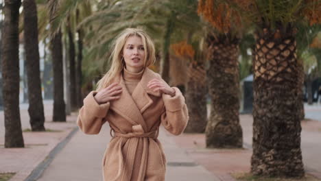 una mujer joven caminando por la ciudad.