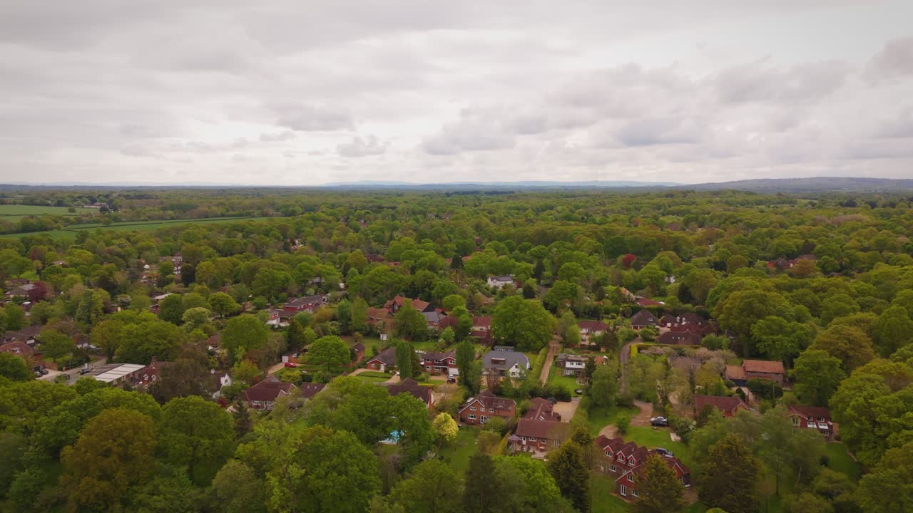 Droneoptagelse af den lille by Ifold, beliggende i Surrey.