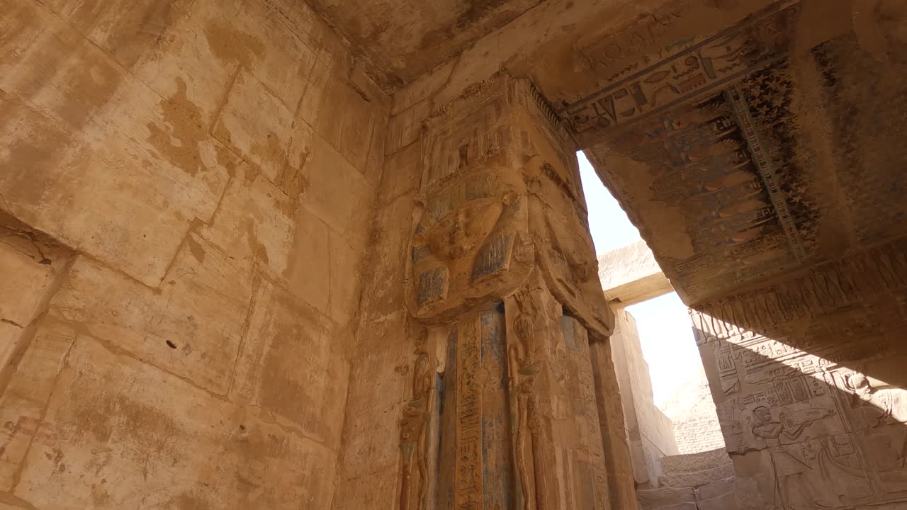 interiores tallados decorados de deir el-medina, luxor, egipto