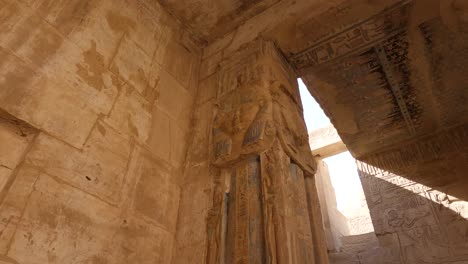interiores tallados decorados de deir el-medina, luxor, egipto