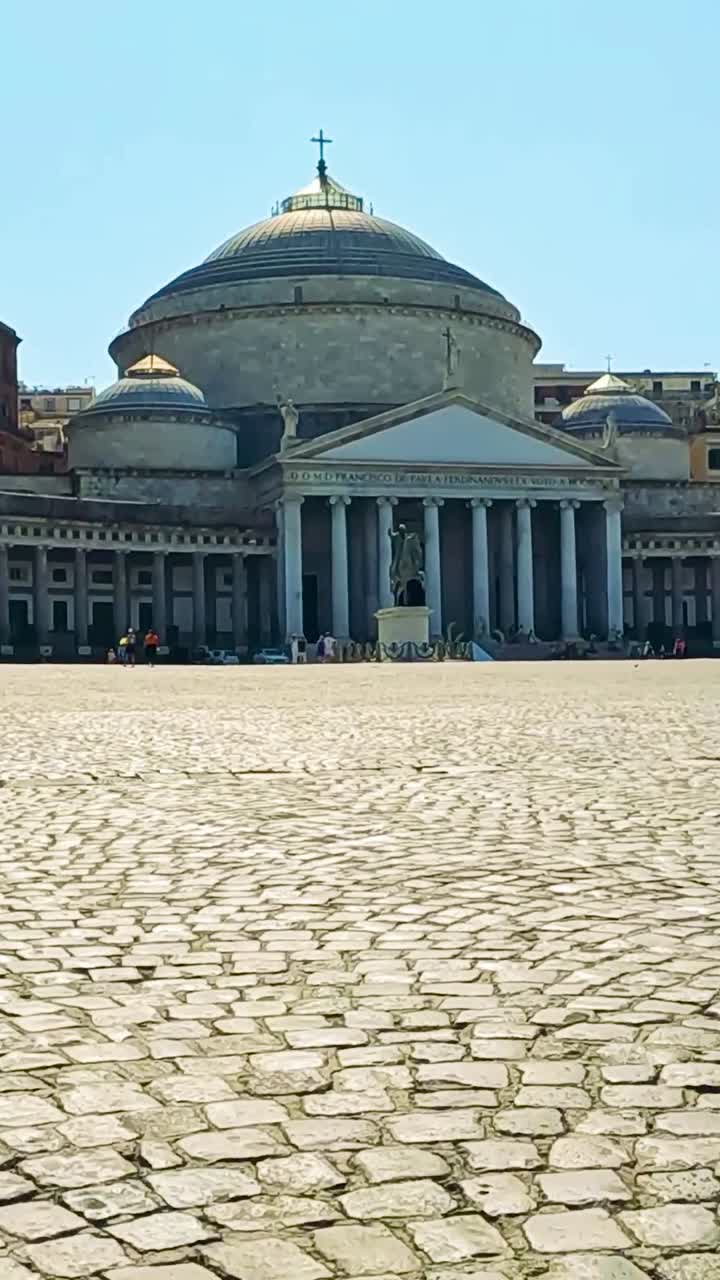 역사적인 나폴리 광장에서 이 비는 날