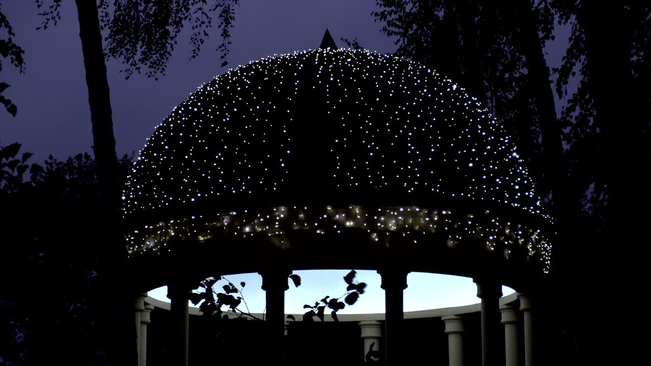 야간 조명과 함께 야간 장면