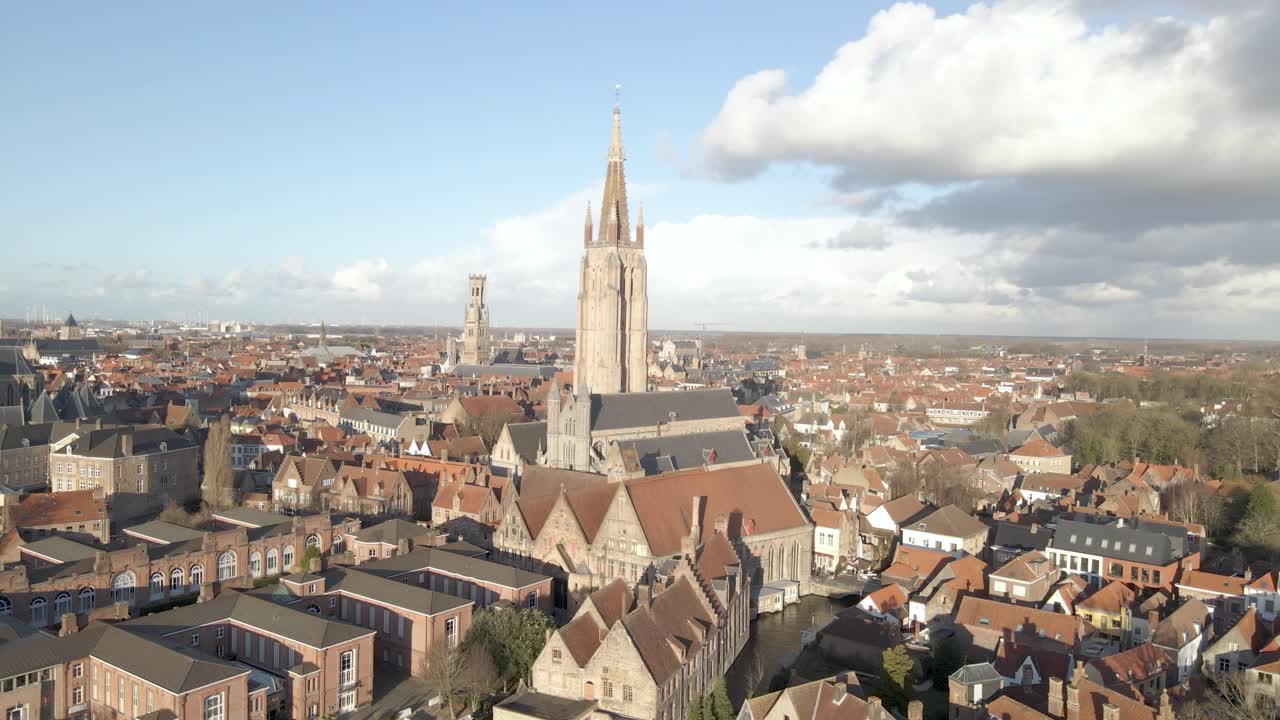 Toma de dron con revelación lenta de la Iglesia de Nuestra Señora en Brujas, Bélgica, en un día soleado