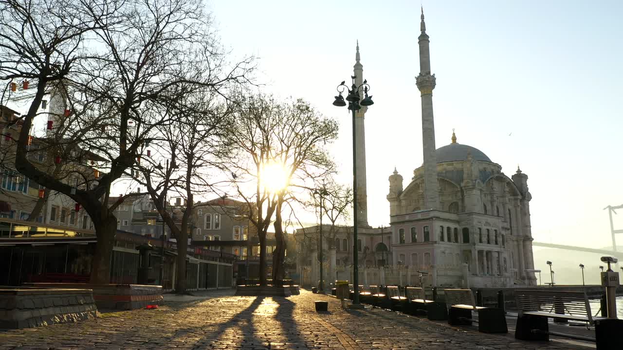 la mezquita de istanbul ortaköy en el período de cuarentena por coronavirus