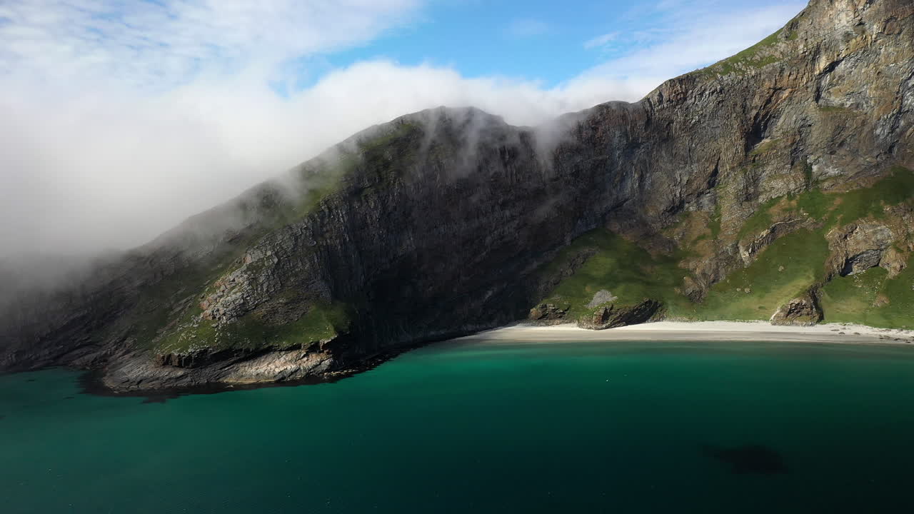 imágenes de drones de aguas cristalinas en la isla de vaeroy, islas lofoten en noruega