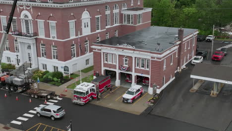 Camión-De-Bomberos-Y-Vehículo-De-Primeros-Auxilios-Estacionados-Fuera-De-La-Estación-De-Bomberos-En-Un-Pequeño-Pueblo