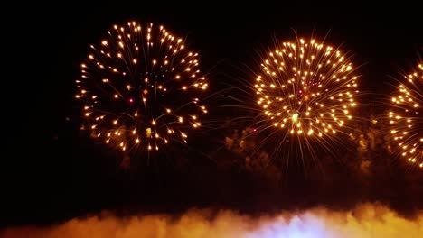 Buntes-Feuerwerk-Explodiert-Am-Nachthimmel.-Feiern-Und-Events-In-Leuchtenden-Farben.