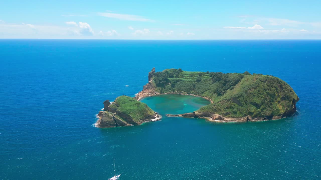 푸른 바다와 은 하늘에 둘러싸인 사우 미구엘 (são miguel) 근처의 빌라 프랑카 (vila franca) 섬.