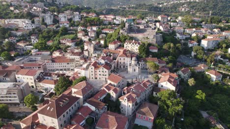 Umlaufende-Luftaufnahme-über-Den-Dächern-Der-Malerischen-Roten-Küstenstadt-Herceg-Novi-In-Montenegro
