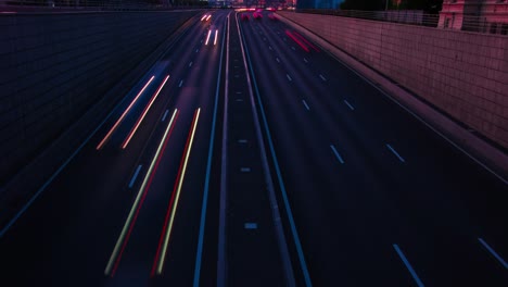 el tráfico de autos en la calle de la ciudad por la noche. san petersburgo, rusia. bucle sin fisuras 4k