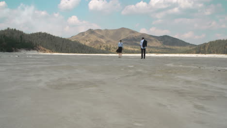 mujer de negocios y hombre de negocios cansados y con traje elegante caminando en el desierto