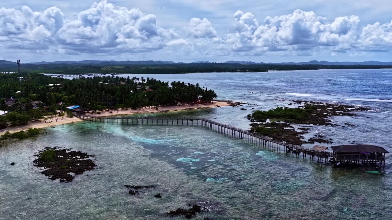 Molo da surf Cloud 9 a Catangnan, isola di Siargao, Filippine, in vista aerea.