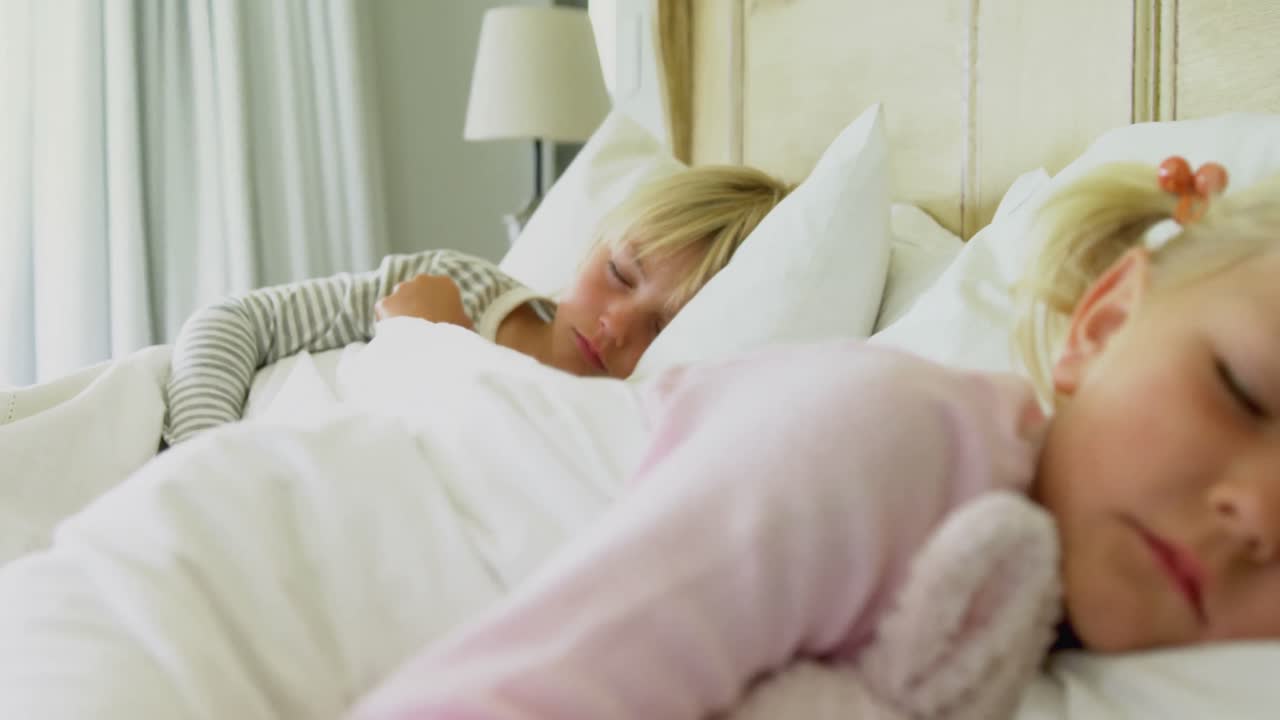 4k 침대에서 자는 아이들