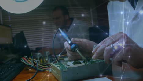 animación de la red de conexiones sobre las manos de un hombre caucásico reparando hardware informático