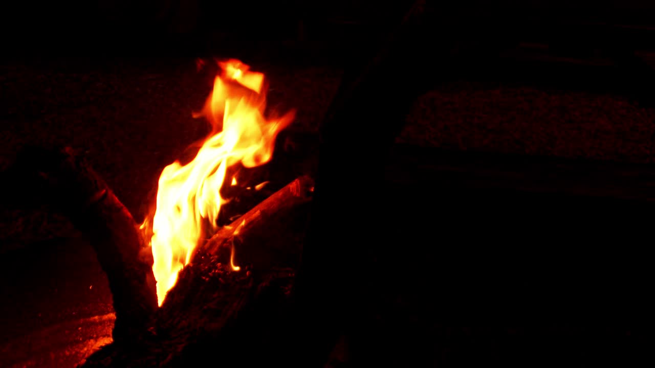 fuego ardiendo sobre fondo negro