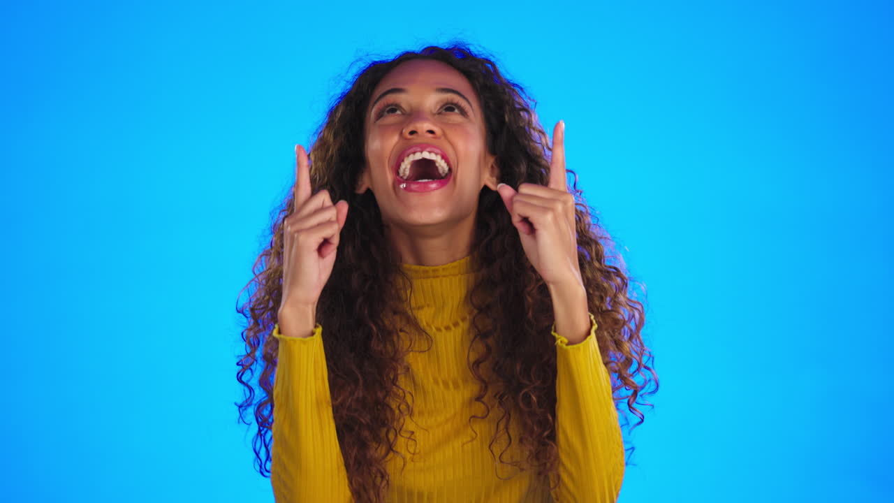 baile feliz, emocionado y la mujer apunta a comercial