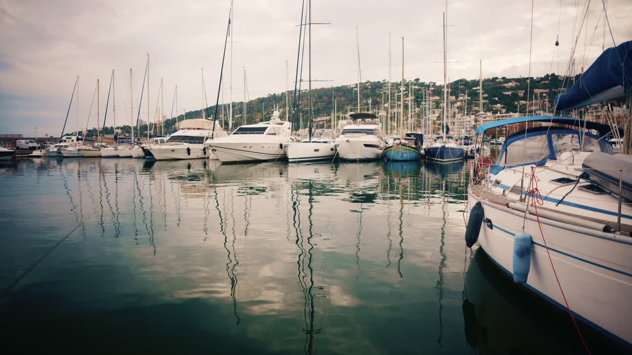Campo lungo di un porticciolo pieno di yacht e barche a vela in una giornata nuvolosa nel sud della Francia